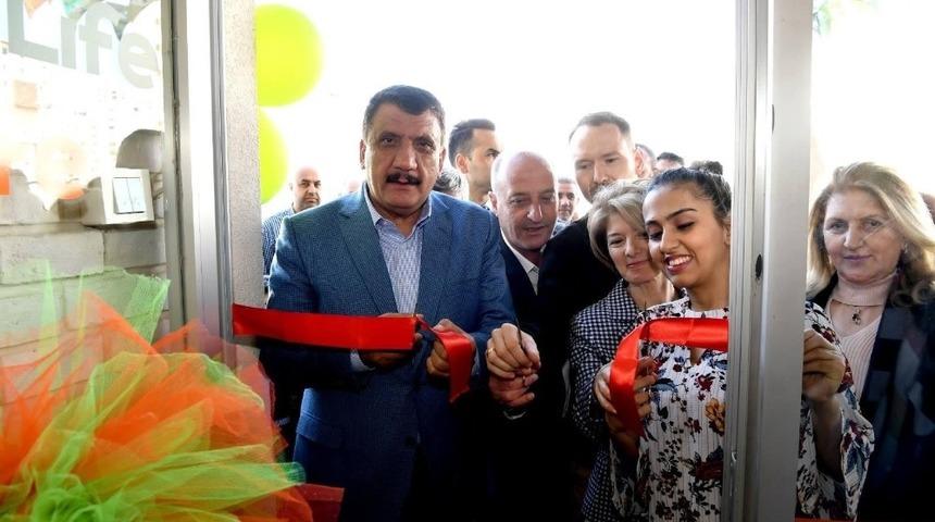 G&uuml;rkan cafe a&ccedil;ılışına katıldı