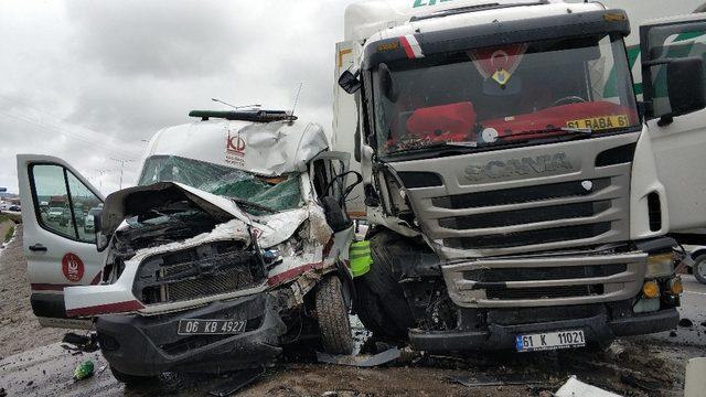 Samsun’da cenaze aracına çarpan tırın karşı şeride geçme anının görüntüsü ortaya çıktı