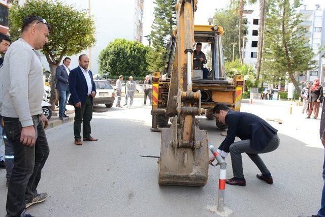 Kumluca caddeleri bariyerlerden temizlendi