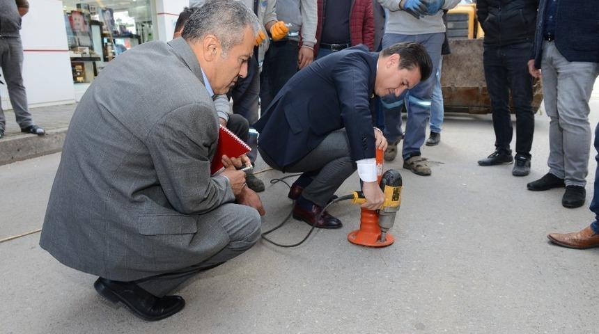 Kumluca caddeleri bariyerlerden temizlendi