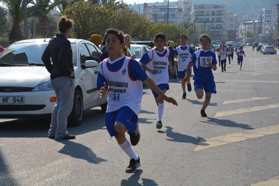 Aliağa&rsquo;da okullar arası koşu