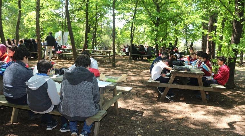 Sığla ağa&ccedil;ları altında kitap okudular