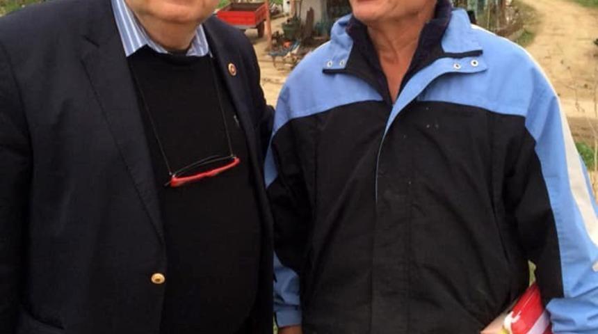 K&ouml;y k&ouml;y gezerek T&uuml;rk bayrağı dağıtıyor