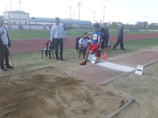 Minik atletler madalya için ter döktü