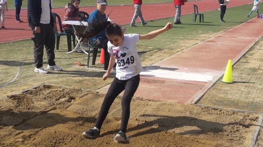 Minik atletler madalya i&ccedil;in ter d&ouml;kt&uuml;