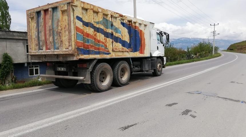 Yolun karşısına ge&ccedil;mek isteyen &ccedil;ocuğa kamyon &ccedil;arptı