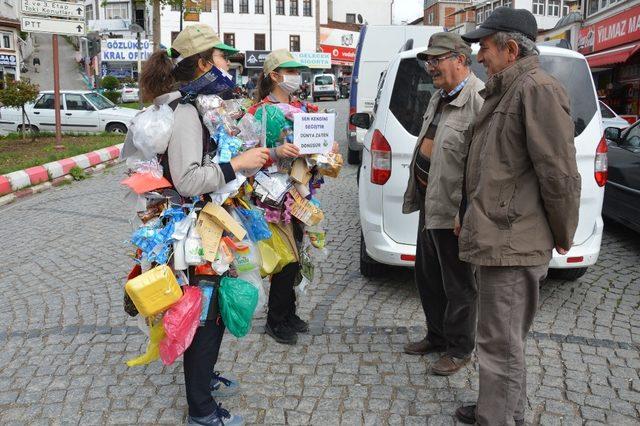 Çöpten topladıkları malzemelerle kıyafet yapıp sokaklarda gezdiler