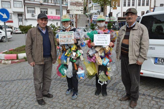 Çöpten topladıkları malzemelerle kıyafet yapıp sokaklarda gezdiler