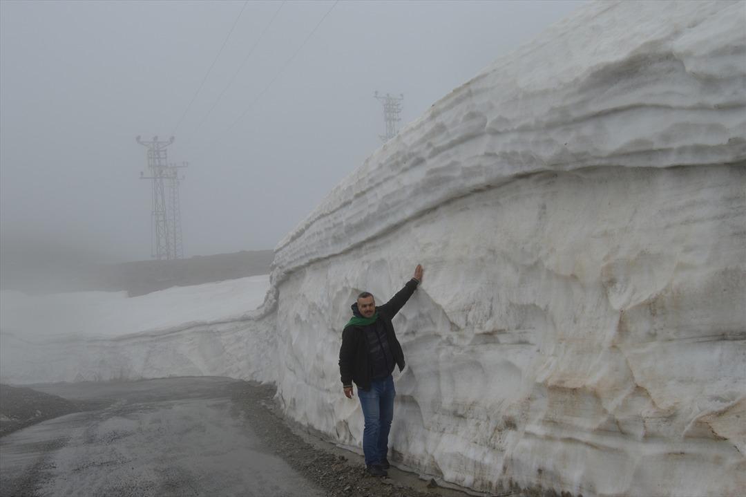 Nisan ayında kar s&uuml;rprizi! Kalınlığı 5 metre