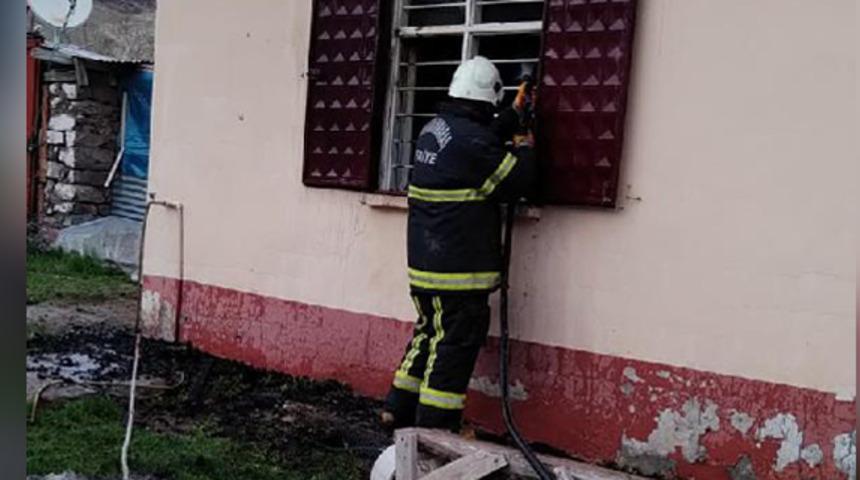 Eşiyle telefonda tartışan kişi, evi yaktı; 'İtfaiye ekiplerine neden geldiniz' dedi