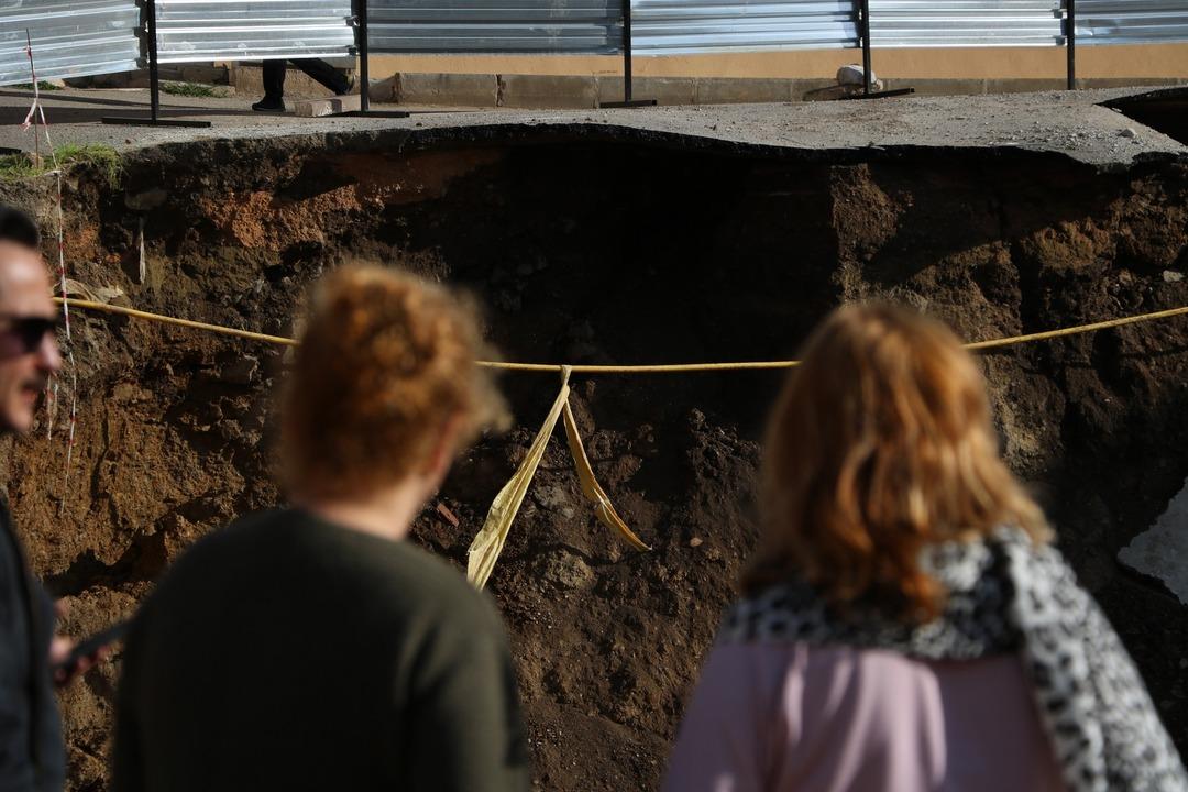 İki apartman m&uuml;h&uuml;rlendi! Cami inşaatında toprak kayması