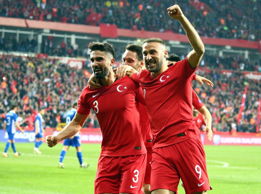 Milli futbolcu Cenk Tosun i&ccedil;in Fiorentina iddiası