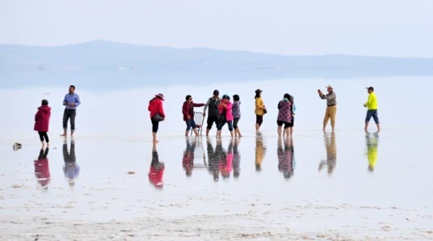 Bir doğa harikası! Tuz Gölü'ne yoğun ilgi 