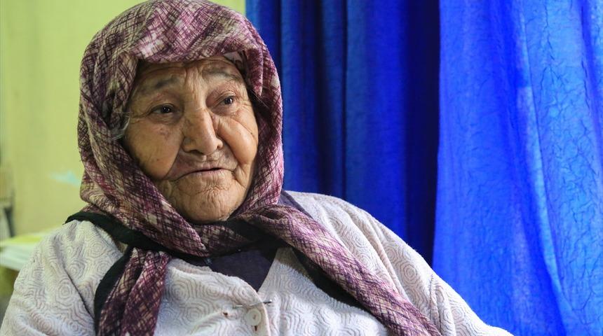 Y&ouml;r&uuml;k ninesi 102 yaşında hala tarlada! Gen&ccedil;lere taş &ccedil;ıkarıyor 