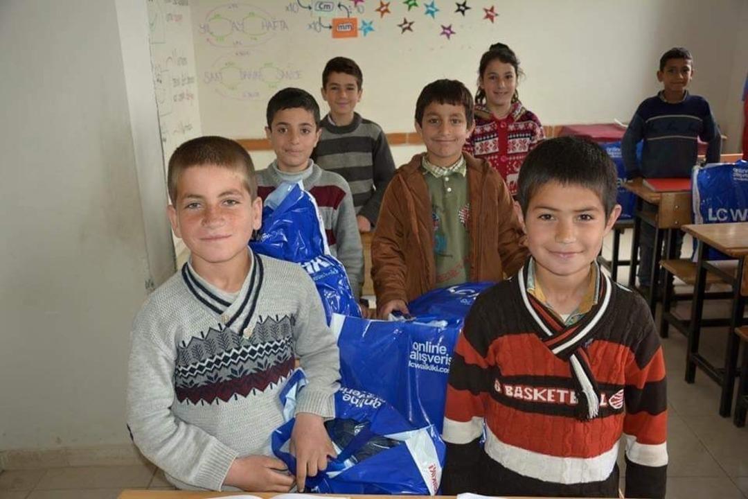 G&uuml;roymak&rsquo;taki &ouml;ğrencilere giyim yardımı