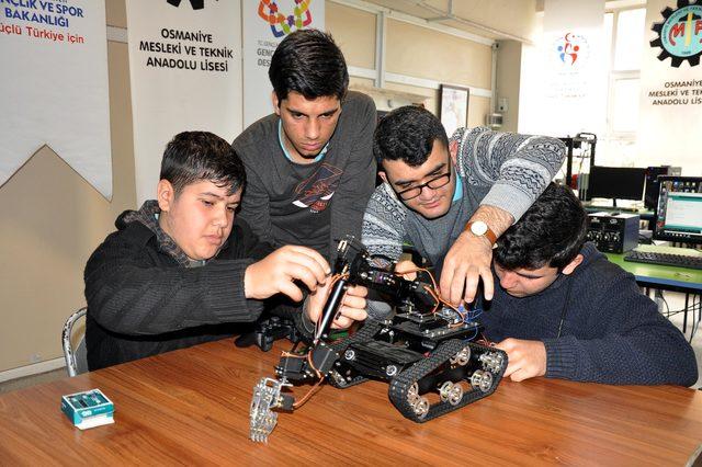 Meslek lisesi öğrencileri, robotik kodlama atölyesi kurdu