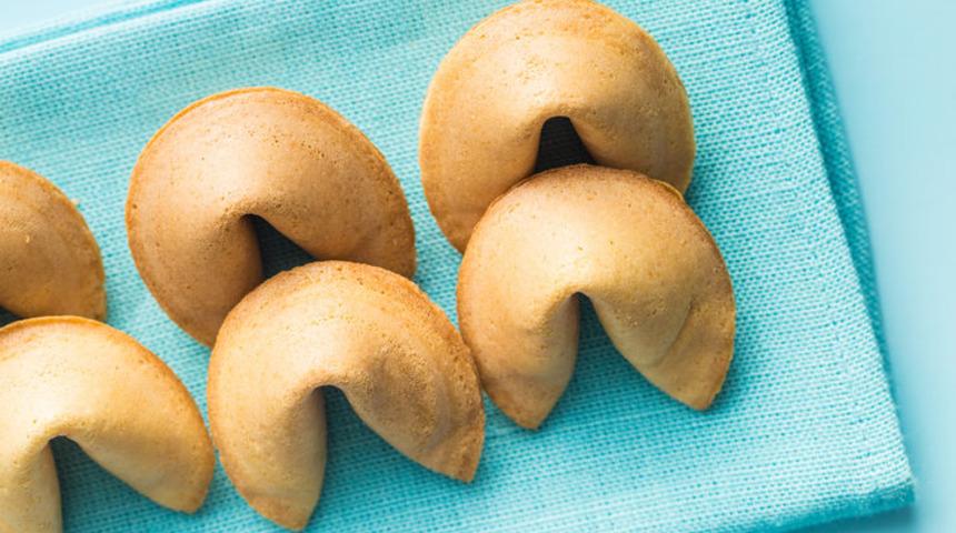 Sevdiklerini şaşırtmak isteyenlere özel anlatıyoruz: Fal kurabiyesi nedir?