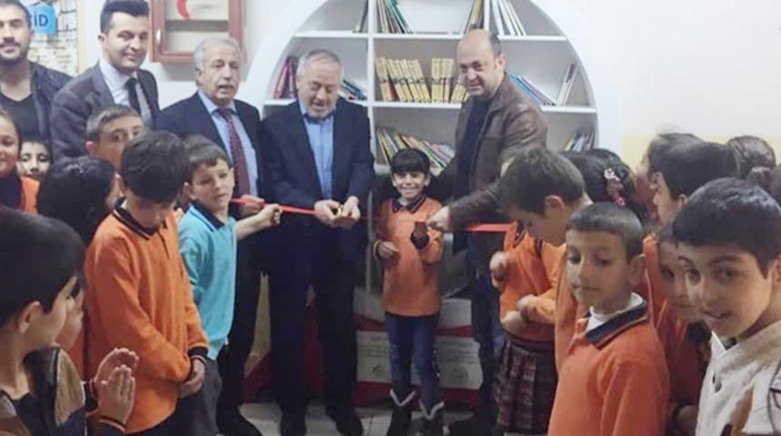 TYB Erzurum şubesi okullara kütüphane-kitaplık kurmaya devam ediyor