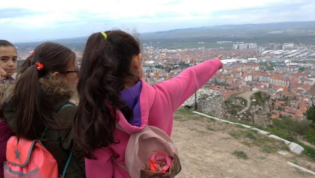 İlkokul &ouml;ğrencilerine turist otob&uuml;s&uuml; ile şehir tanıtımı