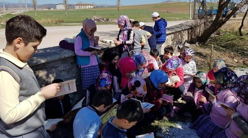 Şehit mezarını ziyaret edip Kur&rsquo;an-ı Kerim okudular