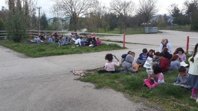 Çocuklar parkta kitap okudu