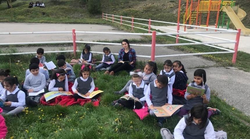 &Ccedil;ocuklar parkta kitap okudu