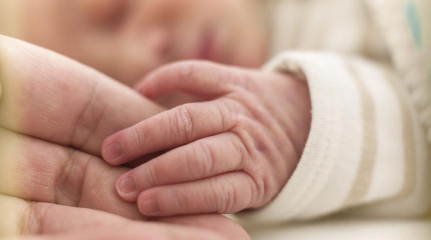 Ebeveynler dikkat! 6 g&uuml;nl&uuml;k bebekleri ile uykuya daldılar sonrası felaket oldu