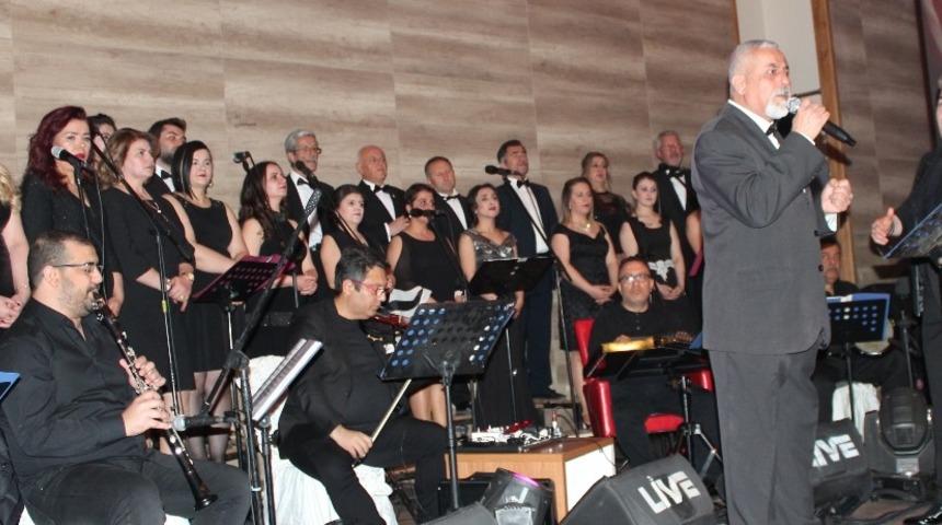 Alaşehir Belediyesi TSM Korosu&rsquo;ndan m&uuml;zik ziyafeti