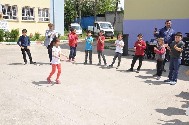 Okulda sucuk ekmekli bahar şenliği