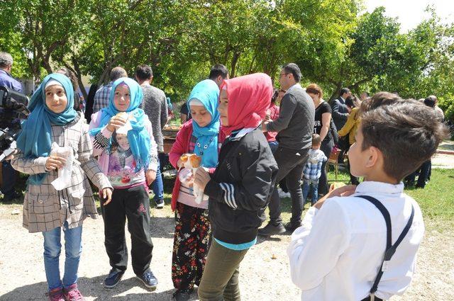 Okulda sucuk ekmekli bahar şenliği