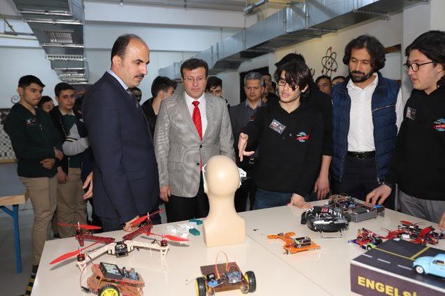 Başkan Altay, robot yarışmasında şampiyon olan öğrencilerle buluştu