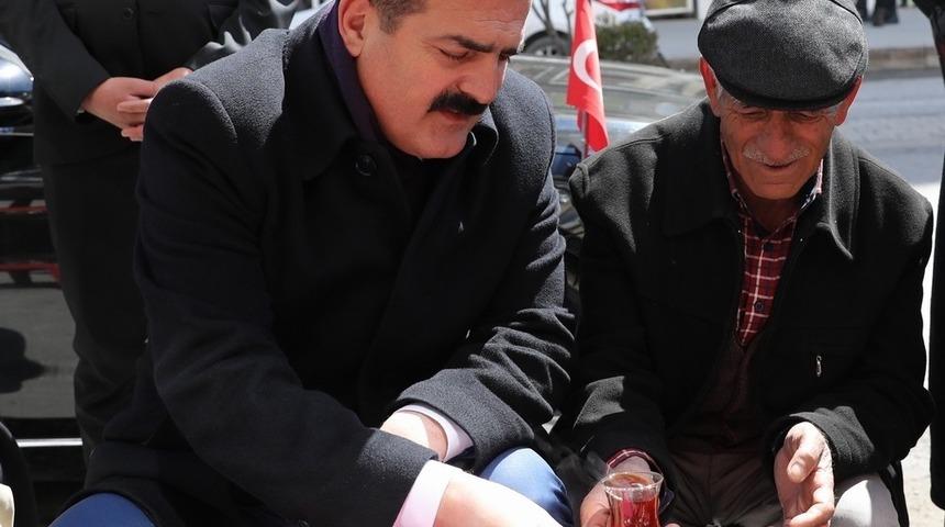 Vali Akbıyık, vatandaşla çay içip sohbet etti
