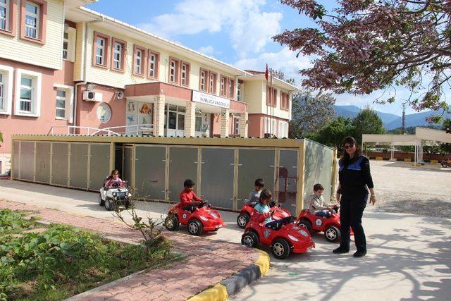 Çocuklara uygulamalı trafik eğitimi devam ediyor