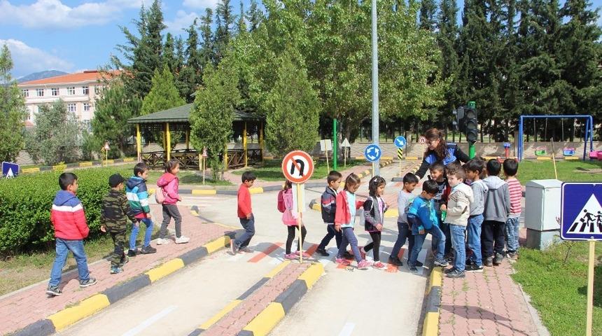 &Ccedil;ocuklara uygulamalı trafik eğitimi devam ediyor