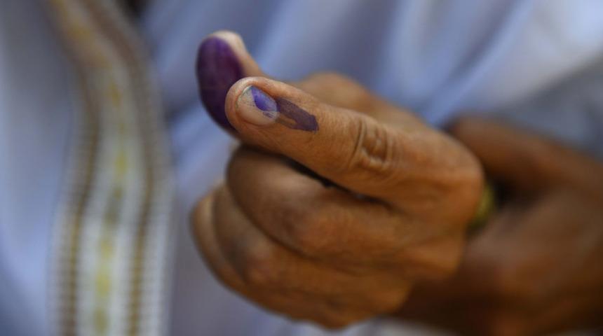 Hindistan'da bir seçmen yanlışlıkla iktidar partisine oy verince parmağını kesti