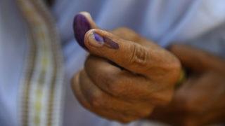 Hindistan'da bir seçmen yanlışlıkla iktidar partisine oy verince parmağını kesti