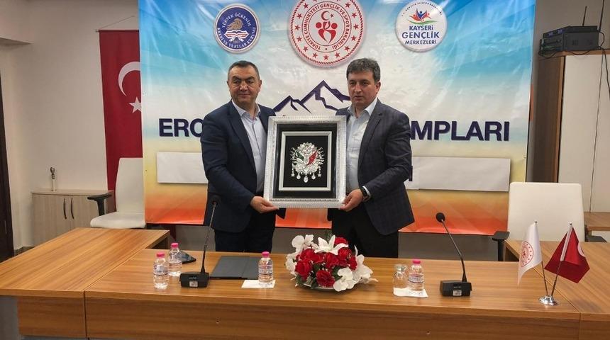 B&uuml;y&uuml;ksimit&ccedil;i ve Eskici, Erciyes&rsquo;te gen&ccedil;lerle buluştu