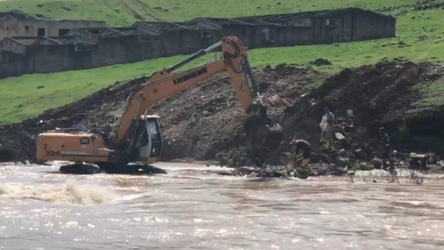 Siirt’te Kezer Çayı taştı, köy ve mezralar susuz kaldı