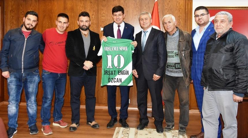 Başkan &Ouml;zcan&rsquo;a yeşil beyaz forma