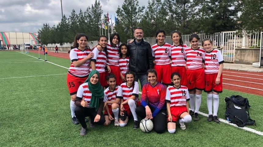 Diyarbakırlı kız futbolcular T&uuml;rkiye finallerine gidiyor