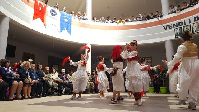 Türk askerinden Kosovalı öğrencilere eğitim desteği