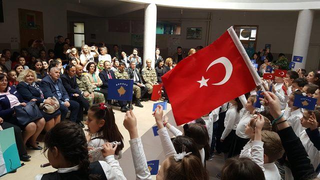 Türk askerinden Kosovalı öğrencilere eğitim desteği