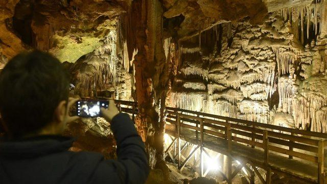 Yer altındaki gizemli dünya Karaca Mağarası’nda sezon başladı