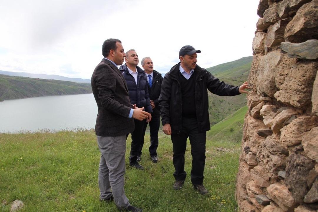 Vali Kaldırım, dikkatleri &ccedil;eken tarihi K&uuml;mbeti inceledi