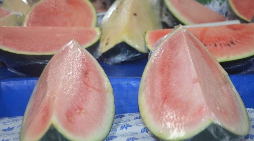 Karpuz pahalı olunca dilim dilim satılıyor