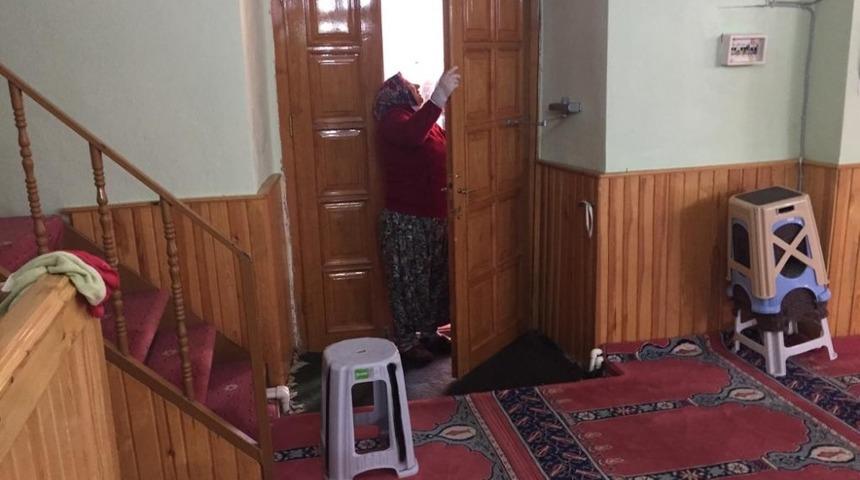 İbadethanelerde temizlik &ccedil;alışmaları s&uuml;r&uuml;yor