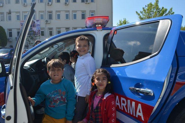 Söke’de jandarmadan çocuklara uçurtma şenliği