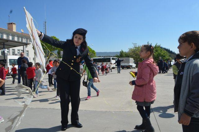 Söke’de jandarmadan çocuklara uçurtma şenliği