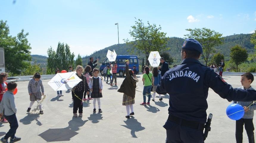 S&ouml;ke&rsquo;de jandarmadan &ccedil;ocuklara u&ccedil;urtma şenliği
