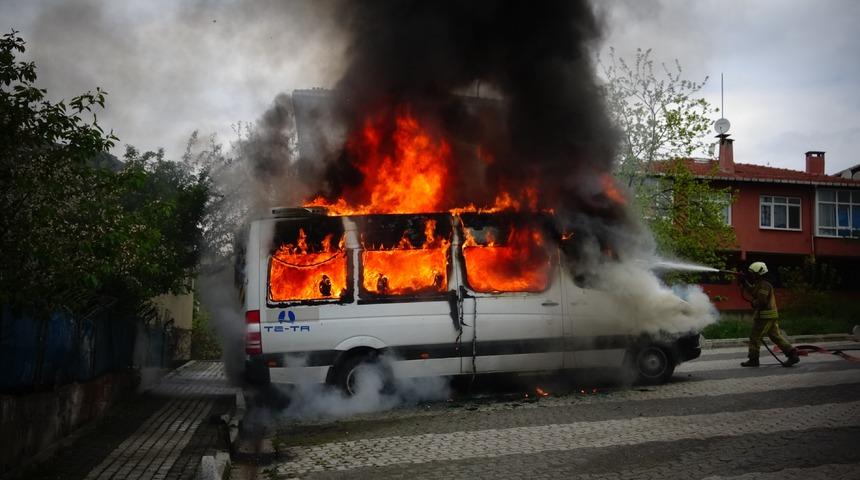 Park halindeki iki servis aracı ile bir otomobil yandı